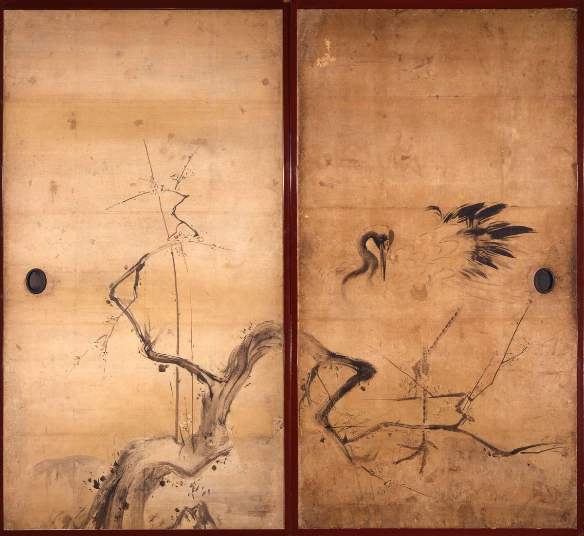 HSankeien's tweet image. 三溪記念館にて、所蔵品展「初空に」が始まっています。
久々に臨春閣の襖絵を展示しています（江戸時代・狩野周信『鶴図』原本）。
12月22日まで開催中のパネル展「浪華十詠の情景」でも臨春閣内の欄間に収められている色紙を取り上げています。
内苑の景色とあわせてぜひご覧ください。