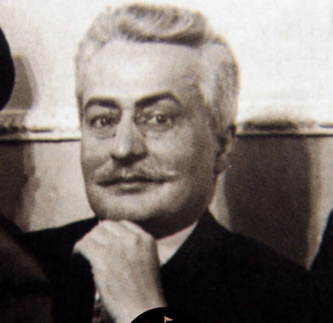 Frenkie_Woody's tweet image. Morì povero, in una stanza d’ospedale, con addosso lo stesso cappotto consumato che indossava da anni.

Giuseppe Moscati nasce a Benevento nel 1880, in un’Italia che sta cercando di diventare moderna ma dove la medicina è ancora un privilegio per pochi. È brillante, rigoroso,…