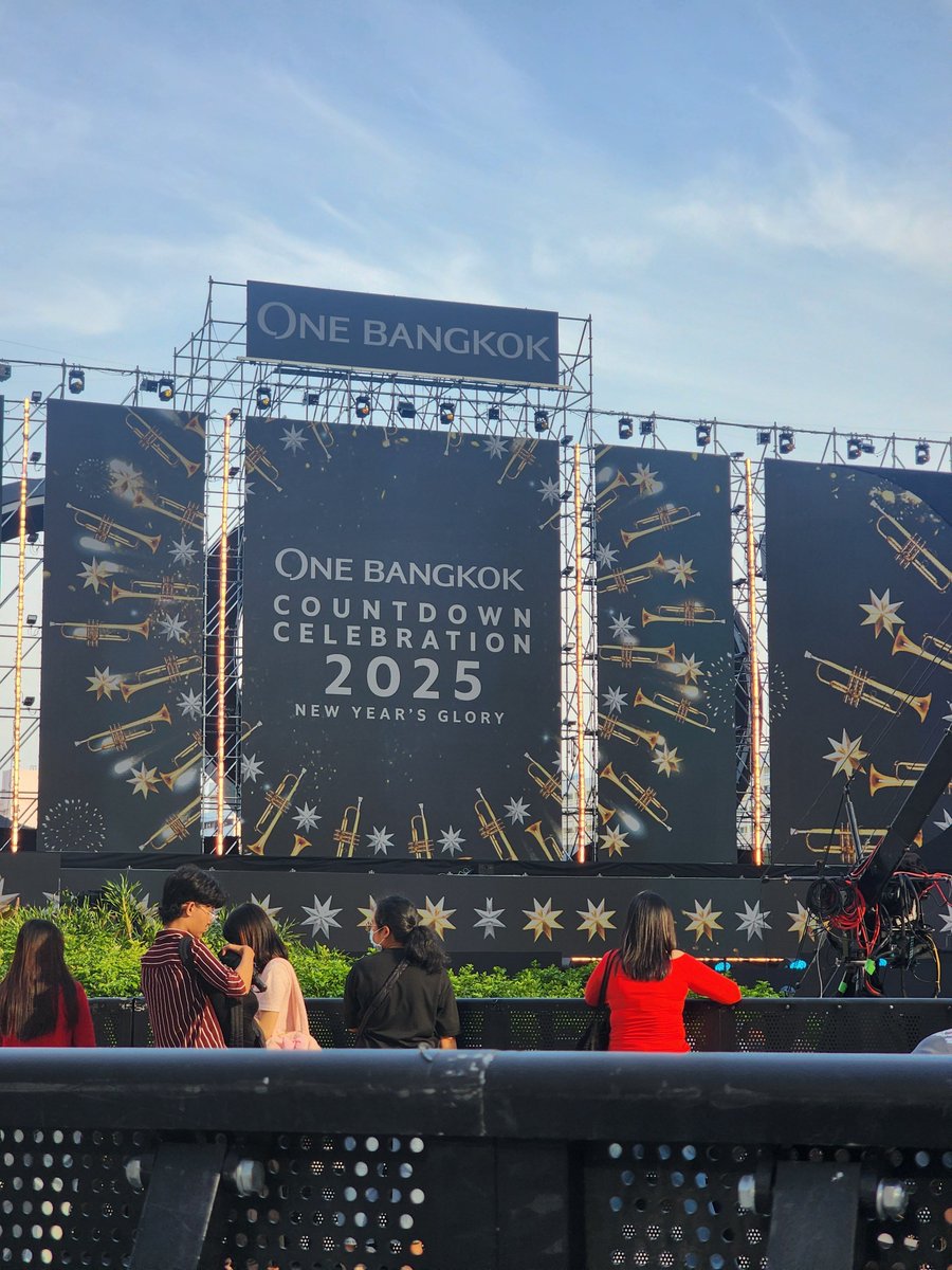 #OneBangkokCountDownCelebration2026
รีวิวลานเบียร์ 2025 ประกอบการตัดสินใจ
- ปีที่แล้ว ลานเบียร์ฝั่งซ้าย ปีนี้ผังฝั่งขวา
- walk in จองวันงาน เราเป็นคิวหนึ่ง พอเข้าไปเลือกโต๊ะ จะมีโต๊ะดีๆที่บล็อกไว้ เนื่องจากมีvip ลูกค้าของเค้าที่ทางลานจะล็อกโต๊ะให้ก่อน