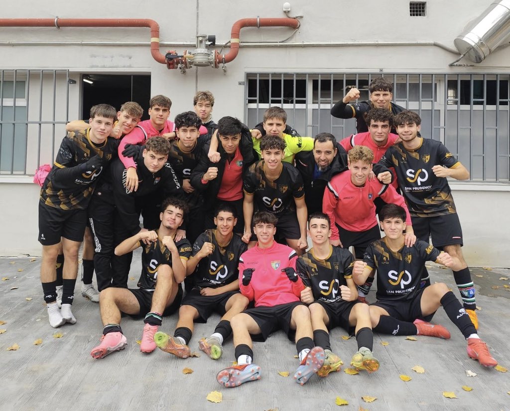 El Juvenil D consiguió una sufrida victoria que refuerza la moral de la chicos y los anima a seguir trabajando y disfrutando.
¡Este es el camino chicos!