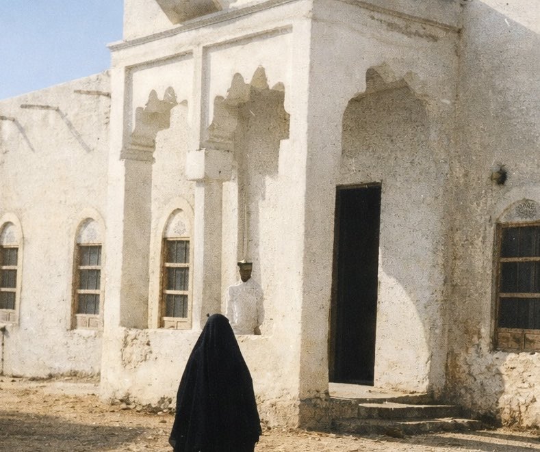 المبرز الأولى تأسست عام ١٣٥٧ هجريا وهي ثاني مدرسة بالمنطقة الشرقية من بعد المدرسة الأميرية ( مدرسة الهفوف الأولى ) التي تأسست عام ١٣٥٦ هجريا. الصورة من ارشيف المهندس #مساعد_الشعيبي نقلا عن حساب @wahaarch