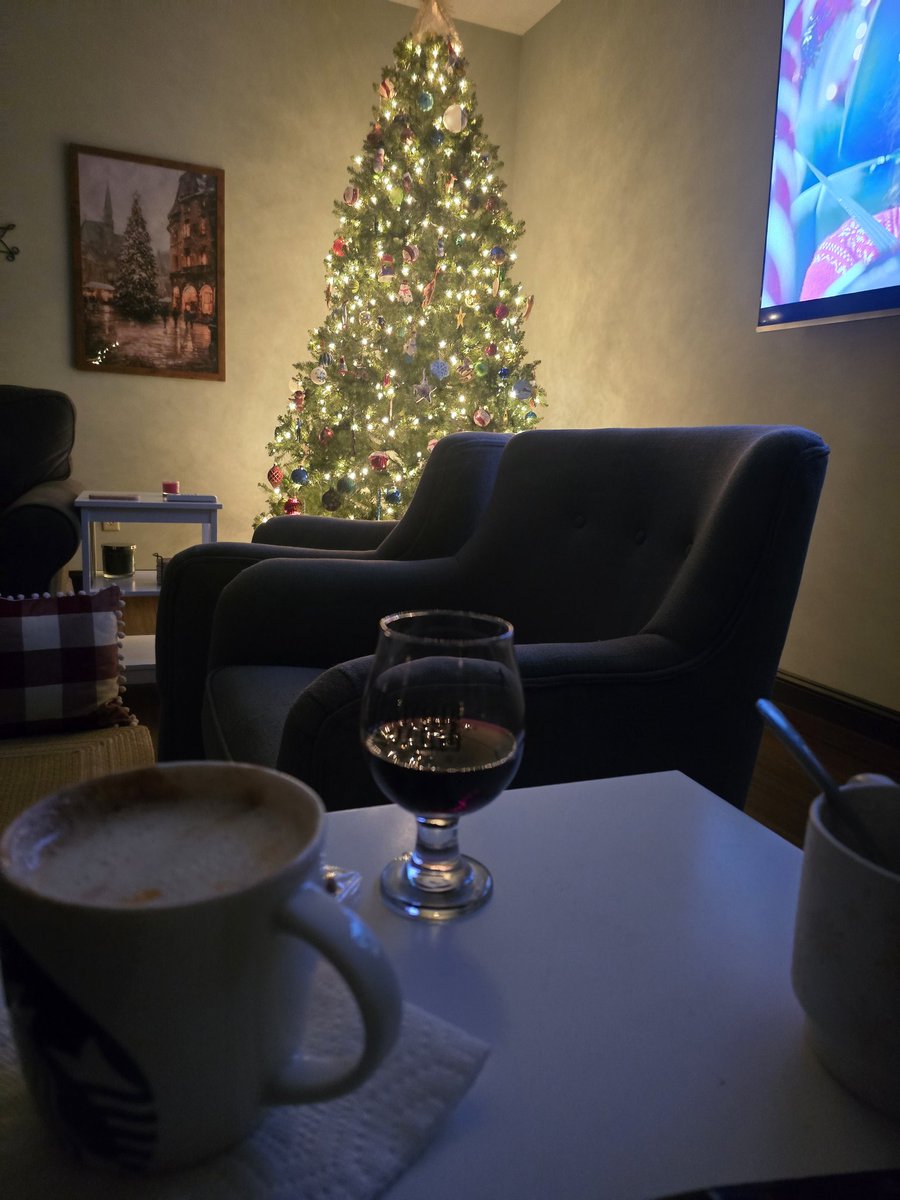 6Bren9's tweet photo. Merry Christmas ya filthy animal. 🎄 https://t.co/3KUg6BHhZv