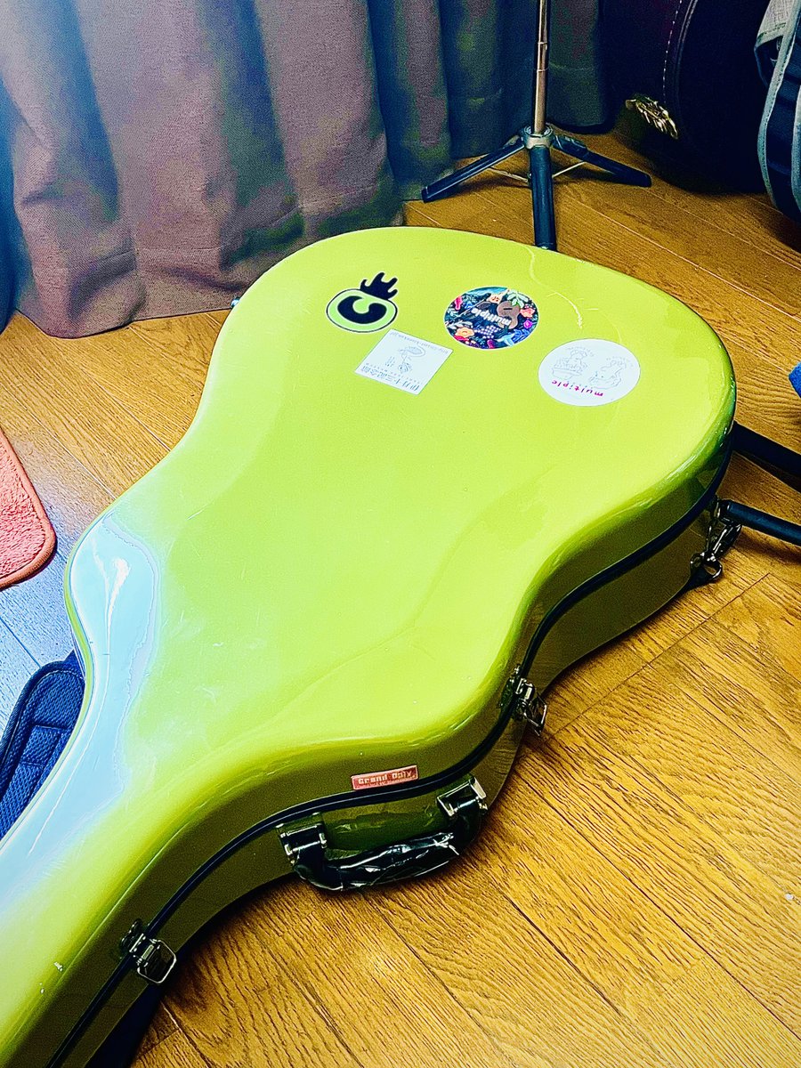 グラデーショングリーン エレキギター ケース付き ギターレッスンです