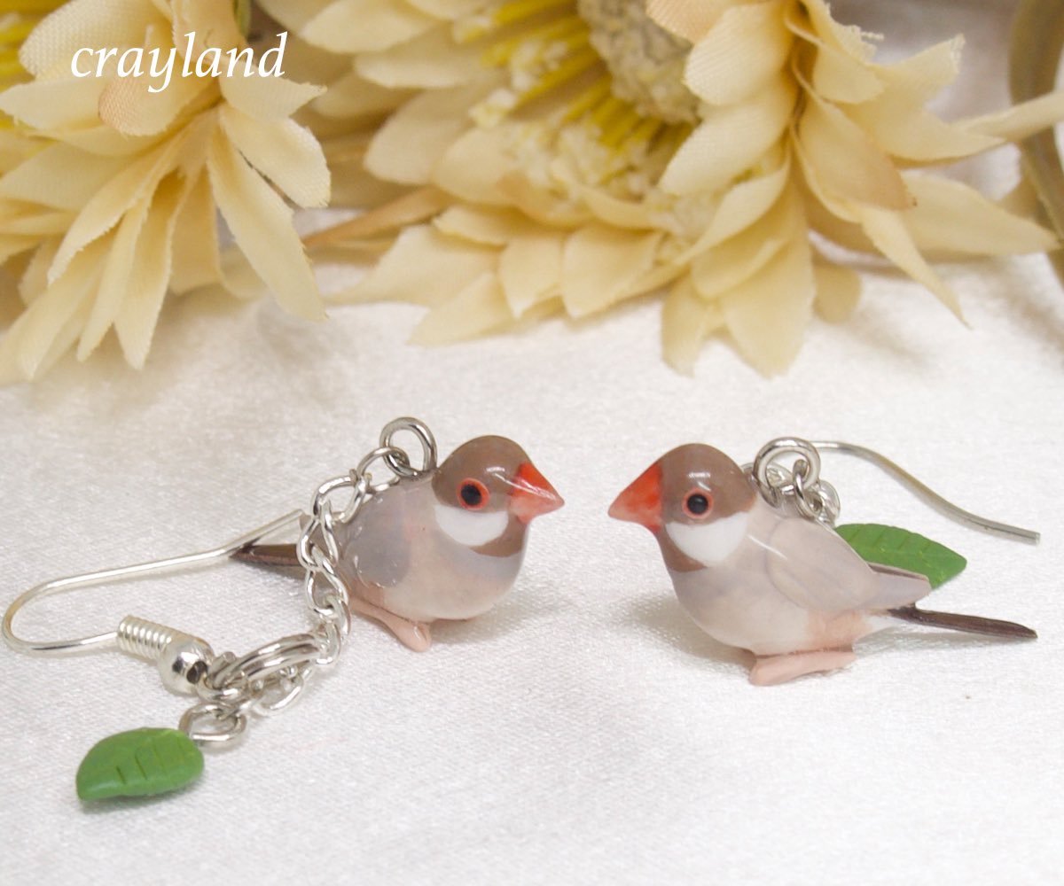 粘土細工のシナモン文鳥さんです♪
背景は自作のムーミンツリーです。

#クレイアート #粘土細工  #ハンドメイド
#シナモン文鳥
minne.com/@nipring10
creema.jp/c/ysuna
crayland.booth.pm