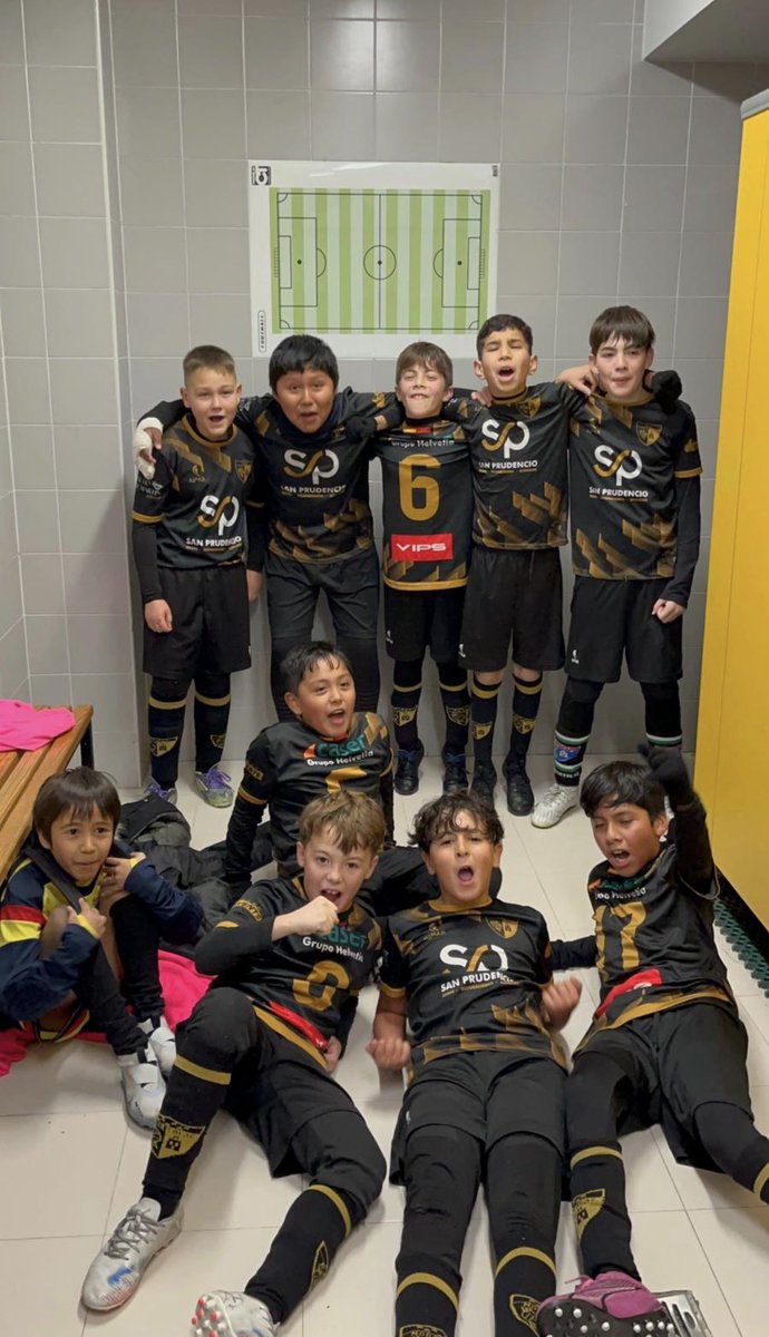 Nuestro Alevin C F7 disfrutó de una mañana de fútbol en la que siguieron aprendiendo en equipo. 

¡Que grandes jugadores son los chicos de nuestro Alevin C F7!