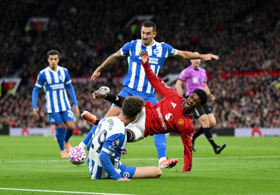 mufcytp's tweet image. 💣🚨🚨OFFICIAL: Michael Oliver is the referee for Aston Villa vs Manchester United this Sunday.

[@premierleague]

He denied 2 blatant penalties vs Brighton as VAR, awarded the softest penalty against De Ligt vs West Ham, &amp;amp; sent off Dalot vs Liverpool for winning a throw-in. 😱