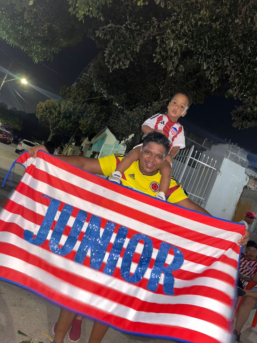 Jonathan_8101's tweet photo. @ChrisDaes @JuniorClubSA @FunTecnoglass Porque nunca he ganado nada y porque mi hijo celebro la 1era de Ju Ju https://t.co/3pijlnPhVF