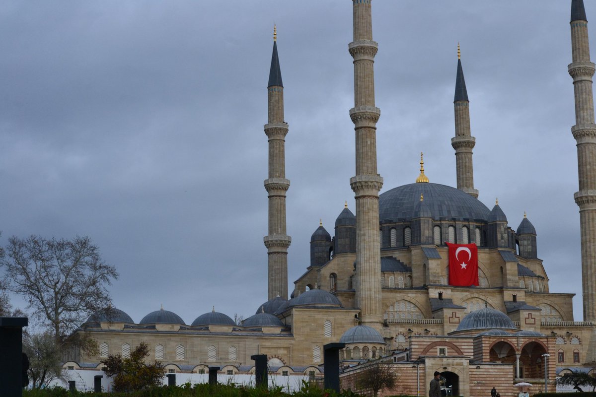 Okulumuz öğrencileriyle birlikte tarih, kültür ve medeniyet şehri *Edirne’ye* keyifli bir gezi düzenledik.  Öğrencilerimiz 
Selimiye Camii, Eski Cami, Üç Şerefeli Camii gibi önemli eserleri yerinde görme fırsatı buldu.