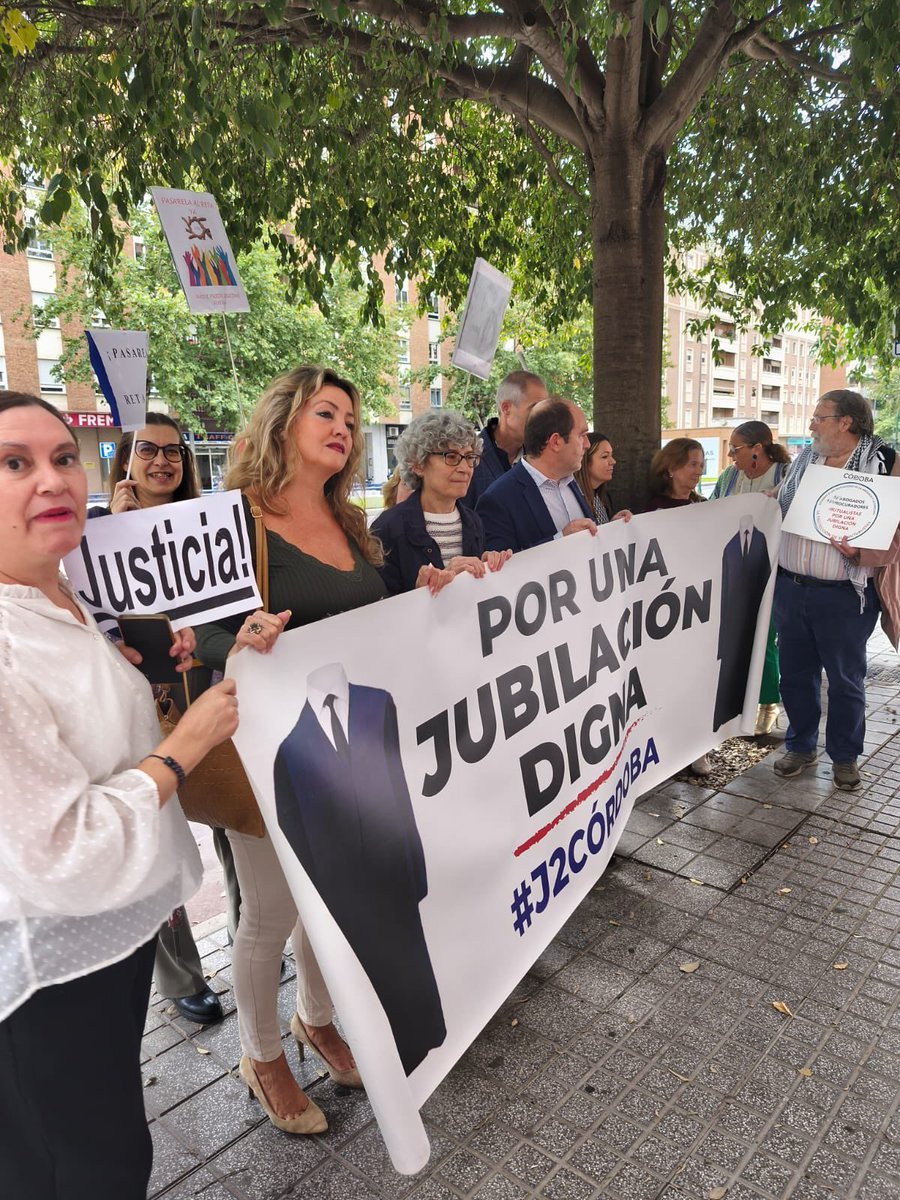 Ande, ande, ande
La marimorena 
El <a href="/PSOE/">PSOE</a> nos deja 
Sin la pasarela 🎶
<a href="/SaizElma/">Elma Saiz</a> <a href="/CorujoBorja/">Borja Suárez Corujo</a> <a href="/alfonsocendon/">Javier Alfonso Cendón</a> <a href="/AlbMayoral/">Alberto Mayoral De Lamo .·.</a> fue bonito mientras duró vuestro compromiso de dar solución en diciembre y aquí seguimos. Los revuelos se curan trabajando #PasarelaAlReta1x1ParaTodos