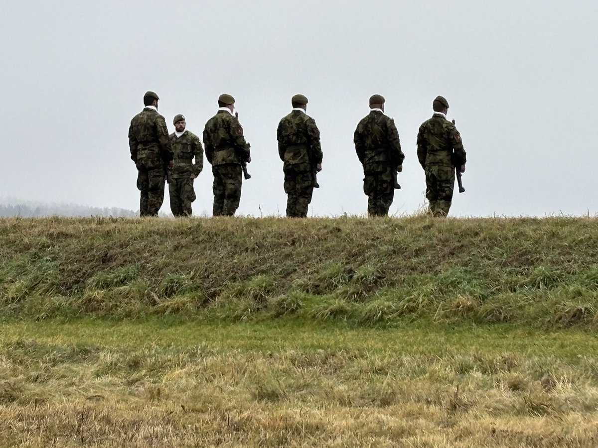 S dobrovolníkem Davidem M., bývalým prof. vojákem české armády, který padl na Ukrajině v boji proti Rusům, se lidé rozloučili na louce za kostelem, v utajení, bez publicity, hlavně vojáci nechtěli být vidět. Bojí se velitelů, nové garnitury na MO, “zneužití médii” etc🙈