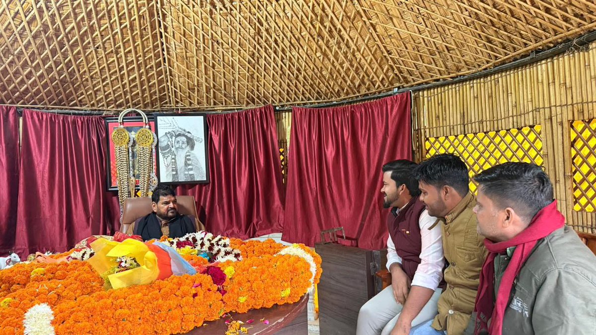 जनता दर्शन (विष्णोहरपुर आवास गोंडा)📍

आज निज निवास स्थान स्थित अपने जनसंपर्क कार्यालय पर सुबह जनता दर्शन में पधारे लोगों का अभिनंदन कर उनकी समस्याओं को सुना एवं अविलंब निस्तारण हेतु सभी संबंधित अधिकारियों/कर्मचारियों को निर्देशित किया।।

#Gonda