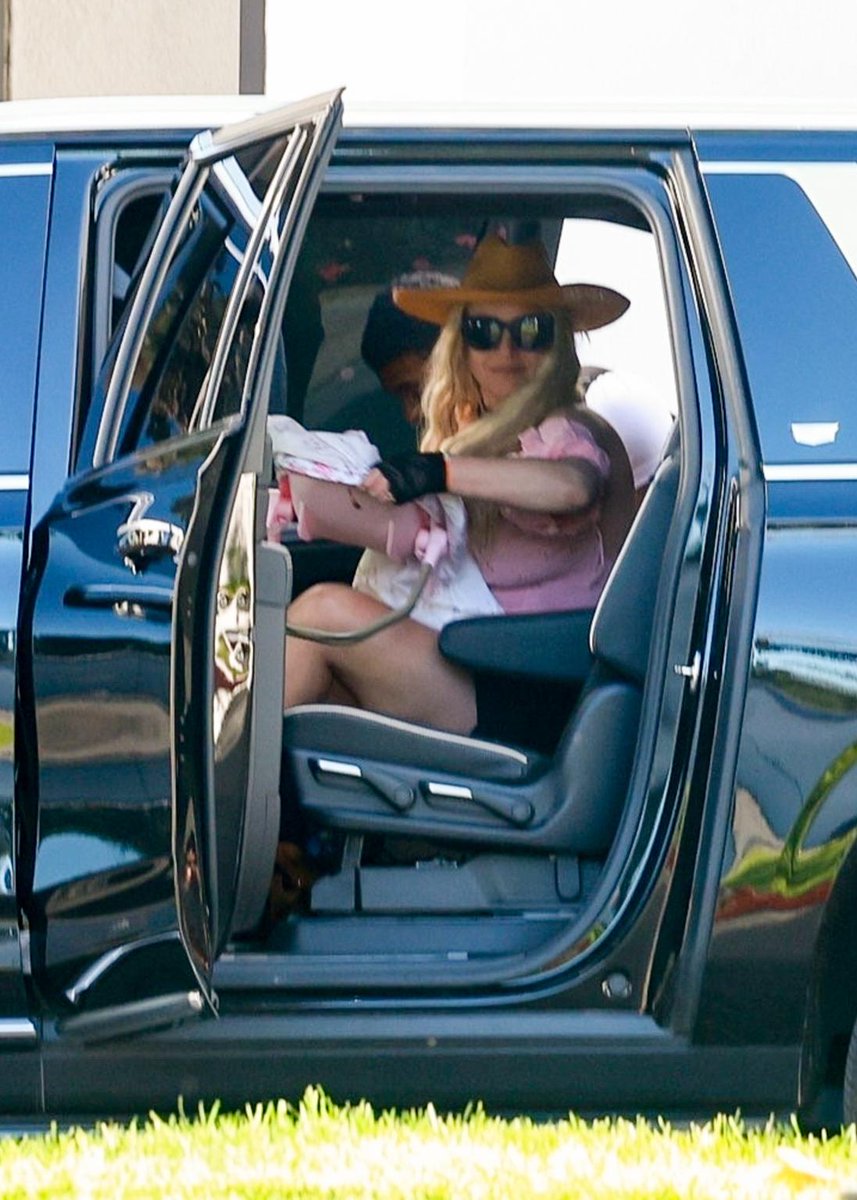 BritneyPlanet's tweet photo. December 15 - #BritneySpears arriving in LA from Mexico with fitness influencer #BrandonWalker https://t.co/FISMINum2K