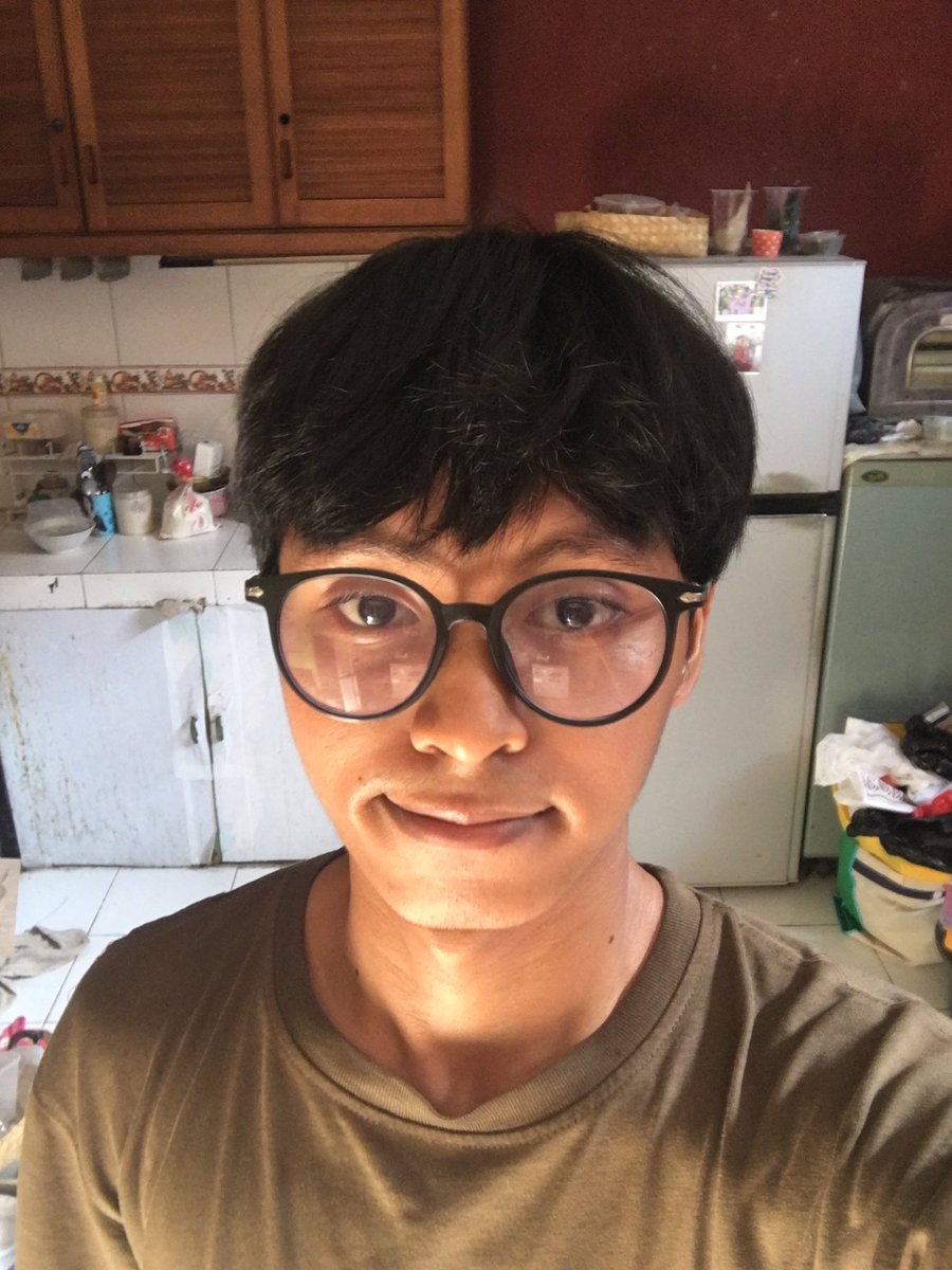 dumbbaan's tweet photo. pap aku habis kepanasan dirumah pun kepantulan cahaya panas 😀 https://t.co/AVcnmk6xxh