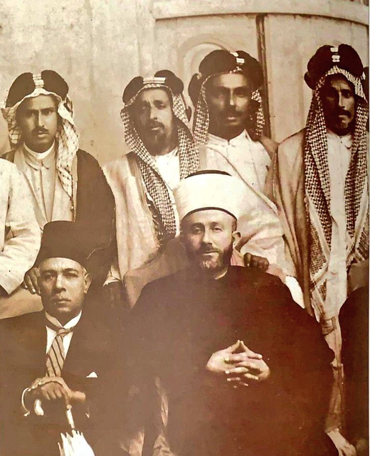 AlbasriEsmael's tweet image. يقولون : لولا النفط لما كان لكم اي قيمة اذا نفذ النفط ستعودون للخيمة والبعير حفاة عراة والحقيقة انهم حتى قبل النفط كانوا يستجدوننا و يطلبون منا الزكوات والصدقات والتبرعات …..
وهذه الصورة خير دليل المنافق أمين حسيني التركماني مع الجرجمي ومدير بلدية القدس محمد علوية عند زيارتهم…