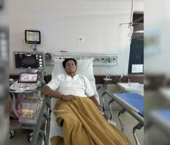 LiveBhojpuri's tweet photo. यशस्वी जायसवाल अस्पताल में भर्ती, सैयद मुश्ताक अली ट्रॉफी के मैच के बाद बिगड़ी तबीयत — जानें हेल्�� अपडेट
https://t.co/J3T1oK6a9Y
#YashasviJaiswal
#YashasviJaiswalHealth
#CricketNews
#IndianCricket
#SyedMushtaqAliTrophy
#SMAT2025 https://t.co/k7okVLu3Gh