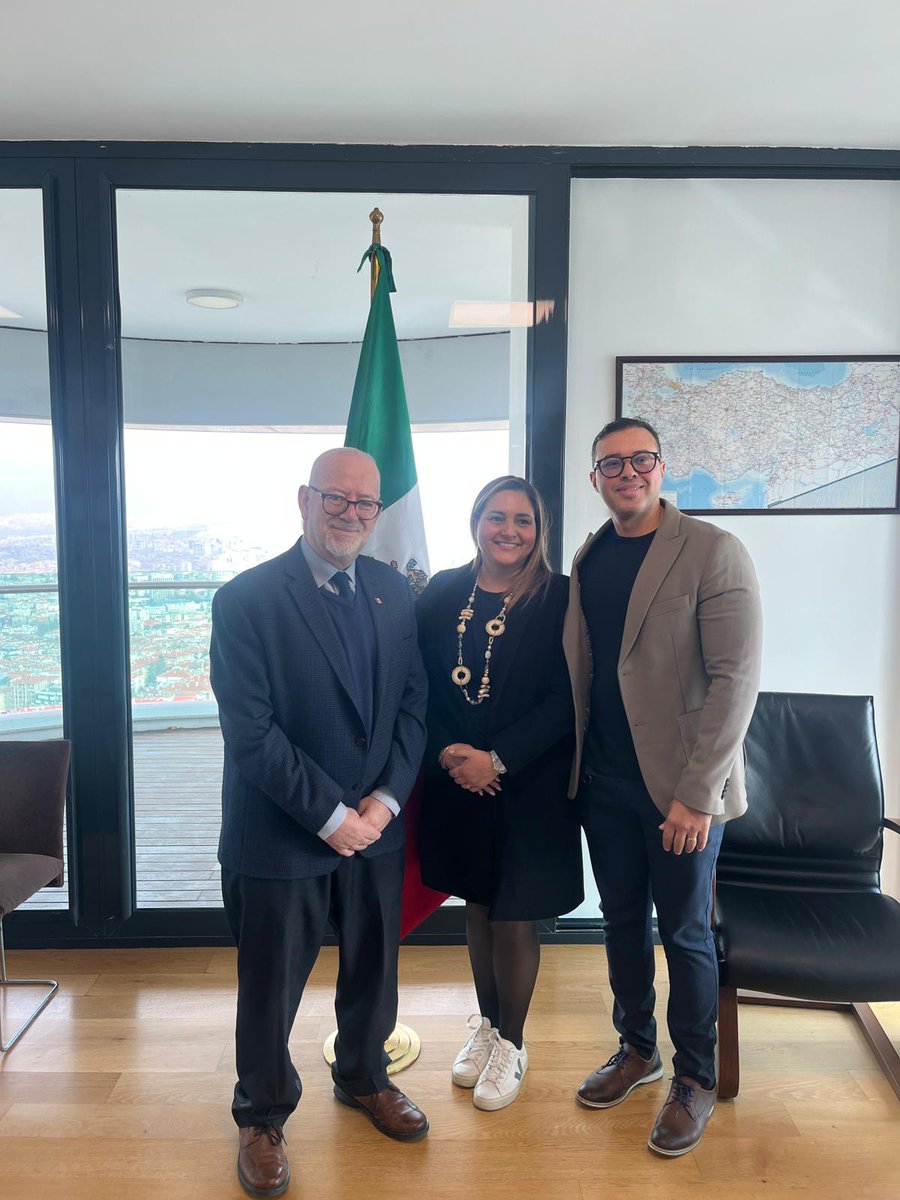 EmbaMexTur's tweet image. Nos dio mucho gusto recibir la visita de Claudia y Roger, connacionales que trabajan en el sector educativo en Türkiye. Platicaron sobre su trabajo con el Emb. @CGjdl y compartieron sus experiencias en este país.
