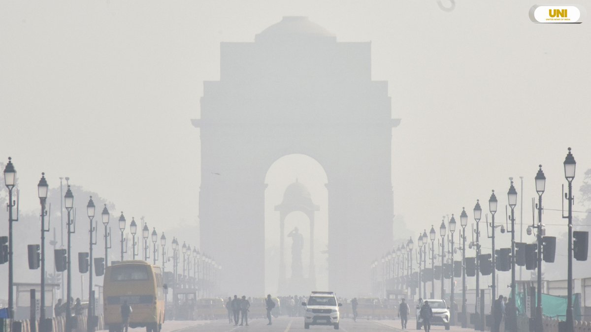 uniindianews's tweet photo. In Photos | A thin layer of smog engulfs several parts of the national capital as the air quality in Delhi remains in the 'poor' category.
📸: Ritik Jain / UNI
#AirPollution | #AirQuality | #Delhi | #PoorAir | #Smog | #AQI | #Pollution | #AirQualityIndex | #KartavyaPath https://t.co/qJ7rwrzJeW