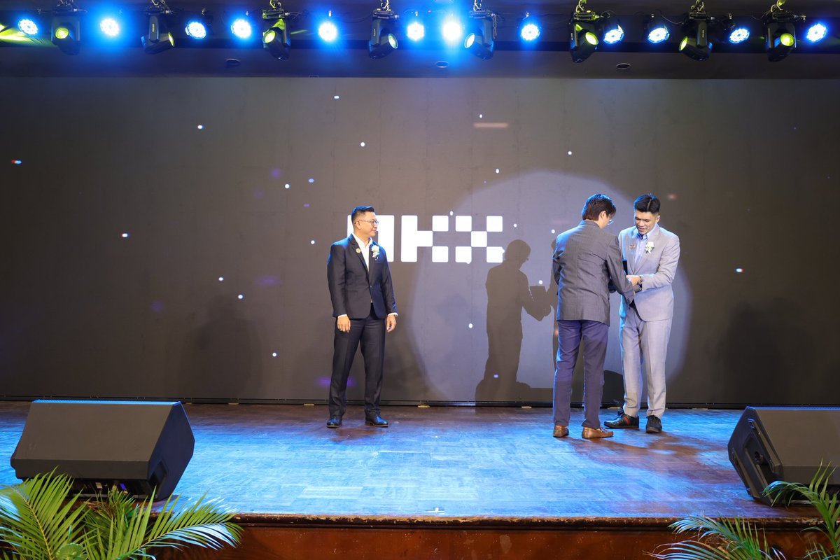 AndrewWiyanto's tweet photo. Thanks to OKX for the incredible support in collaboration with Moonbot 🚀
Amazing session by Mr. Anderson insightful, inspiring, and impactful. Big shoutout to the OKX marketing team for the solid support!
1,200 participants, great energy. What an amazing event!
@okx
@star_okx https://t.co/ZLNl3yRFpp