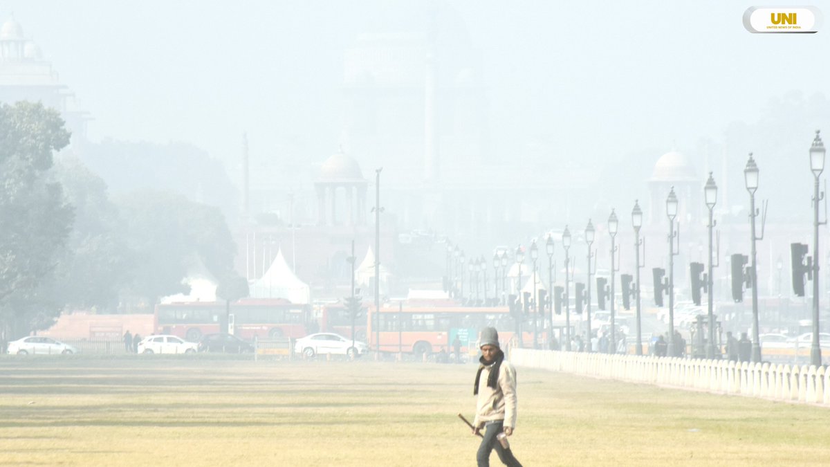 uniindianews's tweet photo. In Photos | A thin layer of smog engulfs several parts of the national capital as the air quality in Delhi remains in the 'poor' category.
📸: Ritik Jain / UNI
#AirPollution | #AirQuality | #Delhi | #PoorAir | #Smog | #AQI | #Pollution | #AirQualityIndex | #KartavyaPath https://t.co/qJ7rwrzJeW