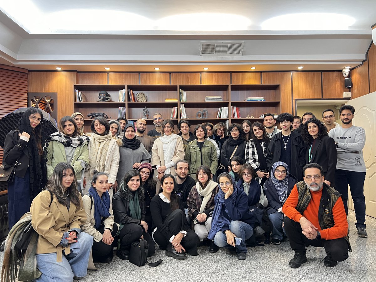 اولین رویداد حضوری هفدهمین سالگرد اینورس برگزار شد.

در این نشست، نگار متولی از مسیر شکل‌گیری پروژه گفت؛ از ایده‌های اولیه و ارائه بین‌المللی تا انتخاب VR، چالش‌ها، تصمیم‌های سخت و روایت‌های پشت این اثر.

منتظر دیدن شما در برنامه‌های بعدی هستیم 💚