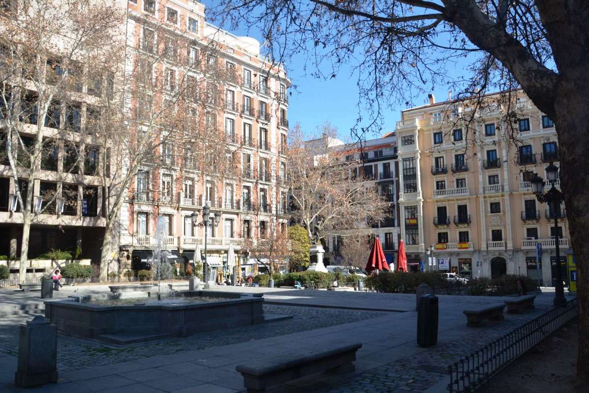 La plaza del Rey es uno de los principales espacios abiertos de Chueca, donde destaca la Casa de las Siete Chimeneas.
miradormadrid.com/plaza-del-rey-…
Entre sus curiosidades encontramos un reloj de sol en lo alto de uno de sus edificios.