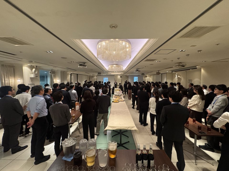 NTTFinance's tweet image. 📸財務事業本部 懇親会のワンシーン​
普段は数字と真剣に向き合うプロフェッショナルも、​
この日はプロレスラーに仮装した社員の登場で大盛り上がり！​

部署を超えて笑顔で語り合う時間は、​
挑戦する仲間との絆を深める特別な瞬間です。​

👉…