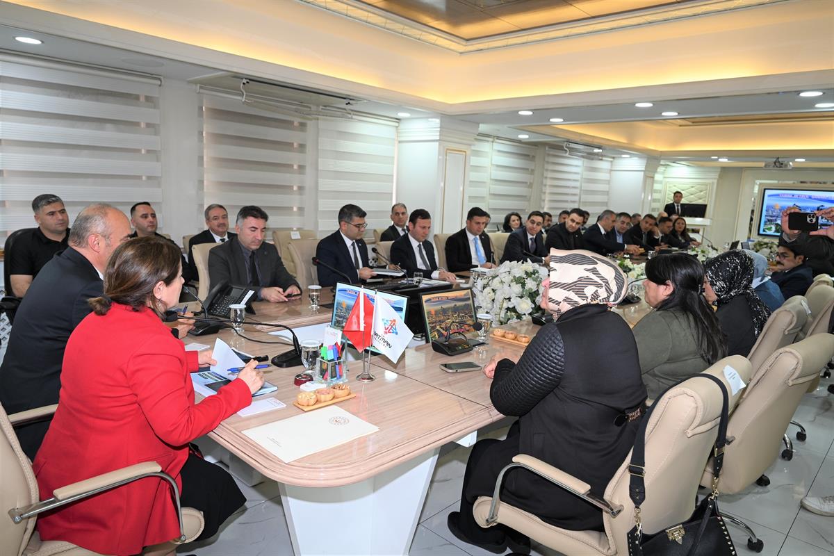 Bağımlılıkla Mücadelede Kararlılık Mesajı

Batman’da bağımlılıkla mücadele çalışmalarının etkinliğini artırmak, kurumlar arası iş birliği ve koordinasyonu güçlendirmek amacıyla “Bağımlılıkla Mücadele İl Koordinasyon Kurulu Toplantısı”, Valimiz Ekrem Canalp başkanlığında; Aile ve