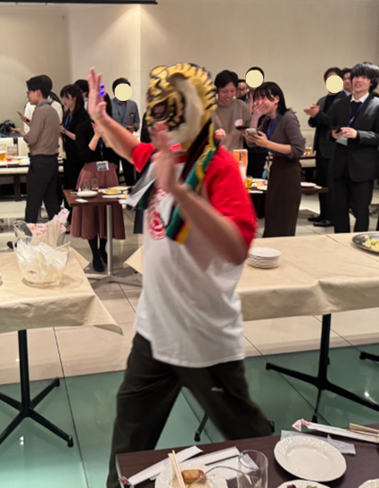 NTTFinance's tweet image. 📸財務事業本部 懇親会のワンシーン​
普段は数字と真剣に向き合うプロフェッショナルも、​
この日はプロレスラーに仮装した社員の登場で大盛り上がり！​

部署を超えて笑顔で語り合う時間は、​
挑戦する仲間との絆を深める特別な瞬間です。​

👉…