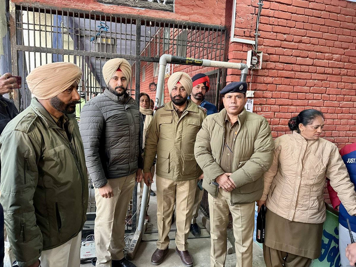 PP_Hoshiarpur's tweet image. Hoshiarpur Police has put in place robust security arrangements at counting centres to ensure a peaceful, impartial and secure vote counting process.

#ElectionSecurity #CountingDay #LawAndOrder #PeacefulProcess #PoliceOnDuty