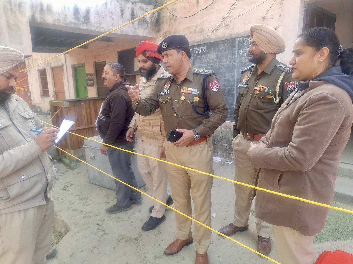 PP_Hoshiarpur's tweet image. Hoshiarpur Police has put in place robust security arrangements at counting centres to ensure a peaceful, impartial and secure vote counting process.

#ElectionSecurity #CountingDay #LawAndOrder #PeacefulProcess #PoliceOnDuty