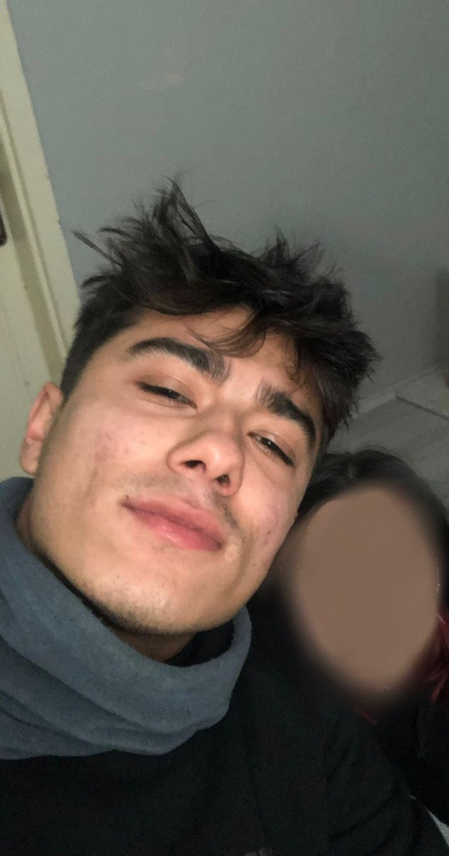 Hakan Çakır 23 yaşındaydı, gençliğinin baharındaydı. 
10 ağustos’ta çete haline gelmiş bir aile tarafından katledildi.
Bıçaklı saldırıya uğradı ve aldığı iki öldürücü bıçak darbesi ile hayata gözlerini yumdu.
Yerde savunmasız yatarken darp edildi.
Akabinde annesi darp edildi,