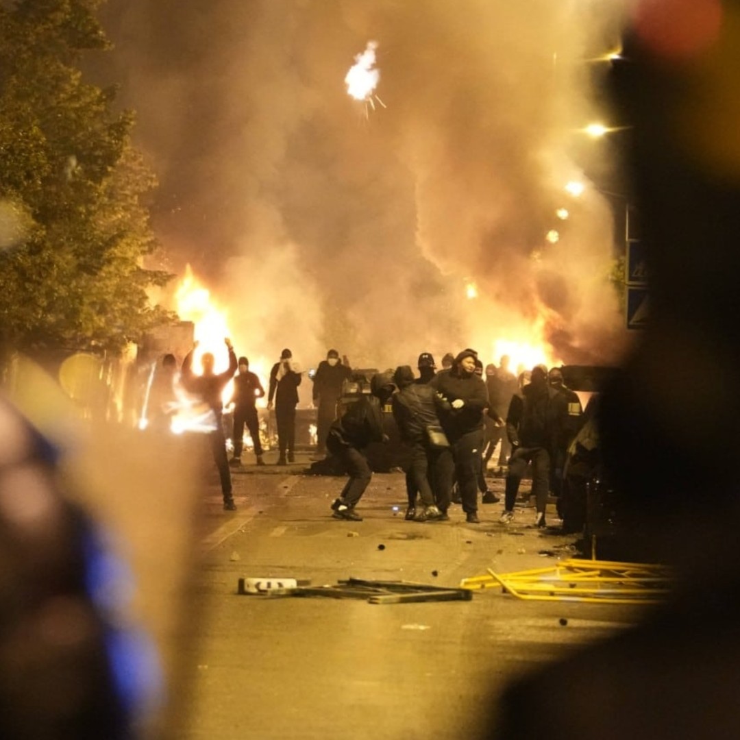 Une surprime "émeutes" votée par le Sénat vas sans doute bientôt alourdir votre contrat d'assurance habitation.
Ainsi vous travaillez pour nourrir et gaver d'allocations des gens qui ne branlent rien à par eux-mêmes mais savent très bien emmerder les autres. Et maintenant, il