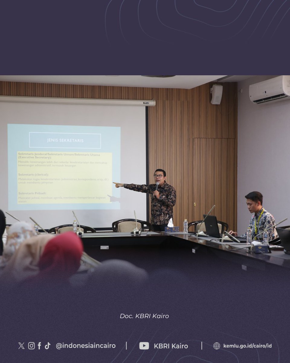 IndonesiaCairo's tweet photo. Pelatihan dibuka oleh Korfung Pensosbud yang menyampaikan materi tentang manajemen keorganisasian. Hari pertama, pelatihan difokuskan pada manajemen keorganisasian dan kesekretariatan, meliputi struktur organisasi, koordinasi kerja, penyusunan surat resmi, https://t.co/KFzaIo0t3y