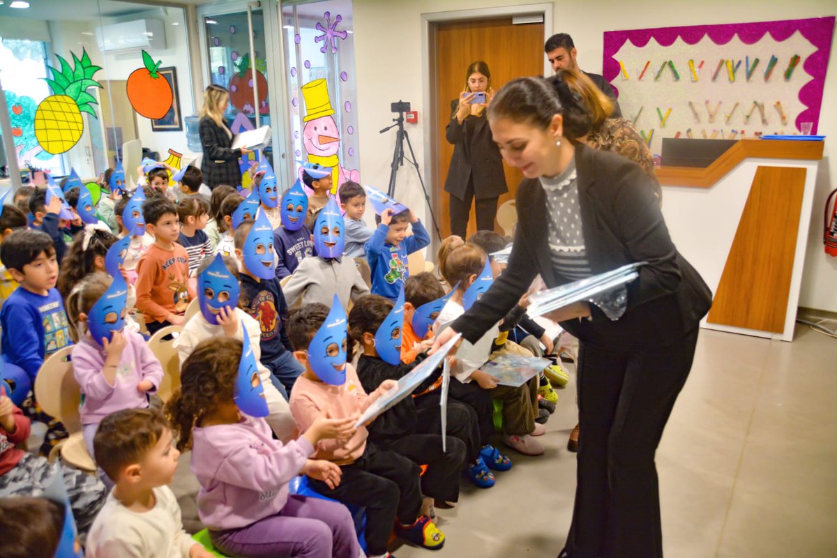 🎭💧 Arkadaşım Damlacık ile minik kalplere su bilinci aşılıyoruz!

🎒İSKİ olarak suyun değerini ve çevre bilincini küçük yaşlarda kazandırmak amacıyla hayata geçirdiğimiz “Arkadaşım Damlacık” kukla tiyatro oyununu Yuvam İstanbul Etkinlik Merkezleri’nde çocuklarla buluşturuyoruz.