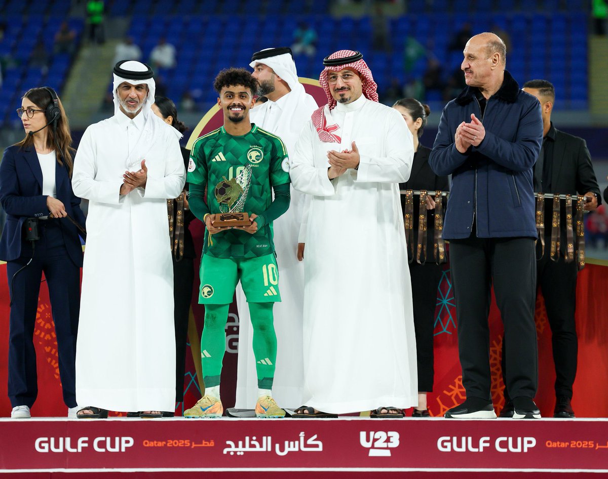 خذ ذي جديدة 🔥😂

عبدالعزيز العليوة يحصل على جائزة أفضل لاعب في كأس الخليج

حقق بطولات مع #المنتخب_السعودي ( 2 ) 
هداف البطولة بالمناصفة 
ساهم بـ5 أهداف من أصل 9 للمنتخب السعودي

والمنفوخ للحين يركضون به وصفر بطولات 😅

#كأس_الخليج_تحت23