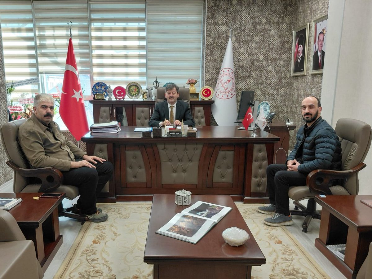 MemCankiri's tweet photo. TCDD Makas Fabrikası Müdürü Abdulvahap İnanç ve İmlat Grup Müdürü Yusuf Çetiner, İl Milli Eğitim Müdürümüz Ayhan Işık’a hayırlı olsun ziyaretinde bulundu. Nazik ziyaretleri nedeniyle kendilerine teşekkür ederiz. https://t.co/Qf4uKnBLYR