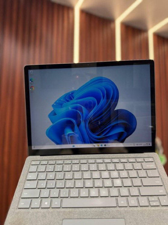 Microsoft Surface laptop* •Intel core i7 •8th generation •13'3