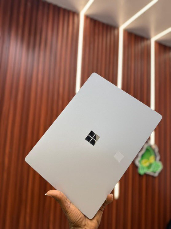 Microsoft Surface laptop* •Intel core i7 •8th generation •13'3