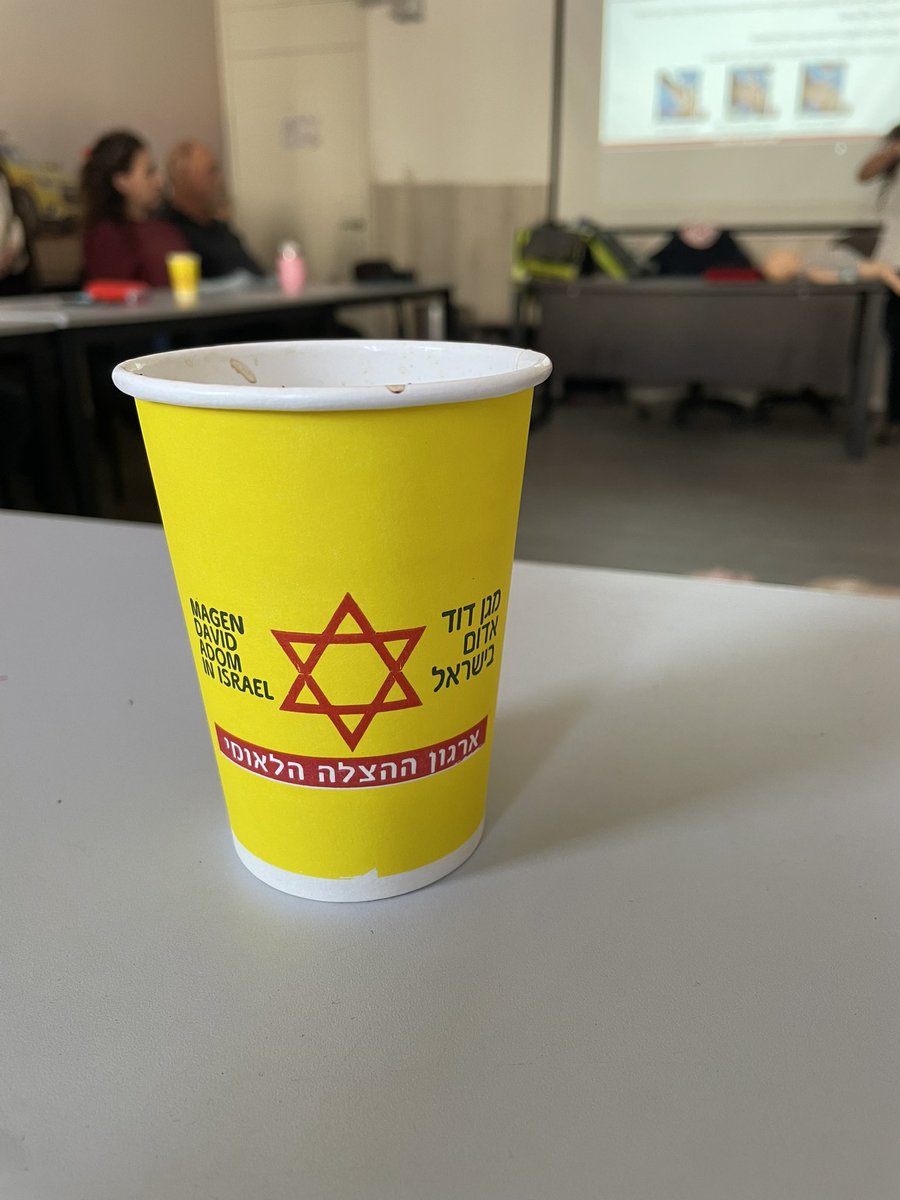 FamDocComm's tweet photo. שמישהו יצלצל תשע אחד אחד. 
רענון במדא.  אסור טלפונים. חילוץ דחוף. יש להם כוסות קפה ממותגות.  @Mdais ציטוט נבחר עד כה: ״עדיף חי עם צלע שבורה מאשר מת עם צלע שלמה״ (הלוואי ותהיה על זה שאלה בבחינה). https://t.co/vZu8gOJvO5