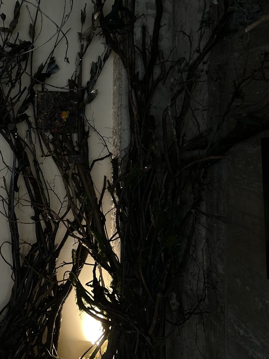 明日12/18より折り返しです！

「破壊と創造」
　角田 圭史 <a href="/86yoshifumi/">TSUNODA Yoshifumi</a>
　ムスミメ <a href="/musumime_/">ムスミメ</a>
　夜積 <a href="/ys1st/">夜積</a>
　山田 遼介 <a href="/maruiyamada/">やまだ</a>

破壊され創造される世界には何が残るのか、何が生まれるのか
4名の作家が挑みました！
どうぞご高覧ください！

12/18～21日
木金 15～21時
土日 12～18時