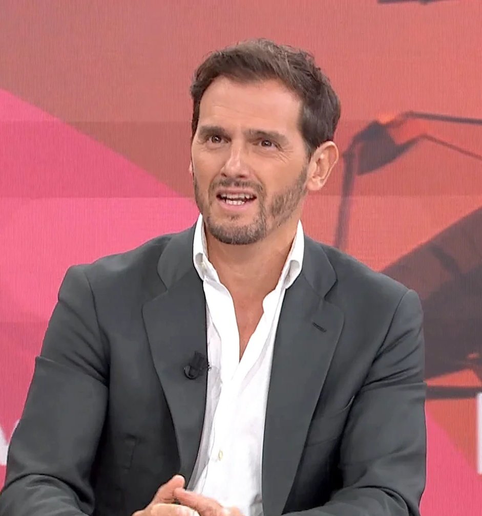 Qué no te engañen los miserables como el neoliberal derechista Albert Rivera.
Si en España, un jubilado medio cobra más que un trabajador medio, es porque los empresarios españoles pagan salarios muy bajos, salarios de miseria.
Los pensionistas cobran en relación a su cotización.