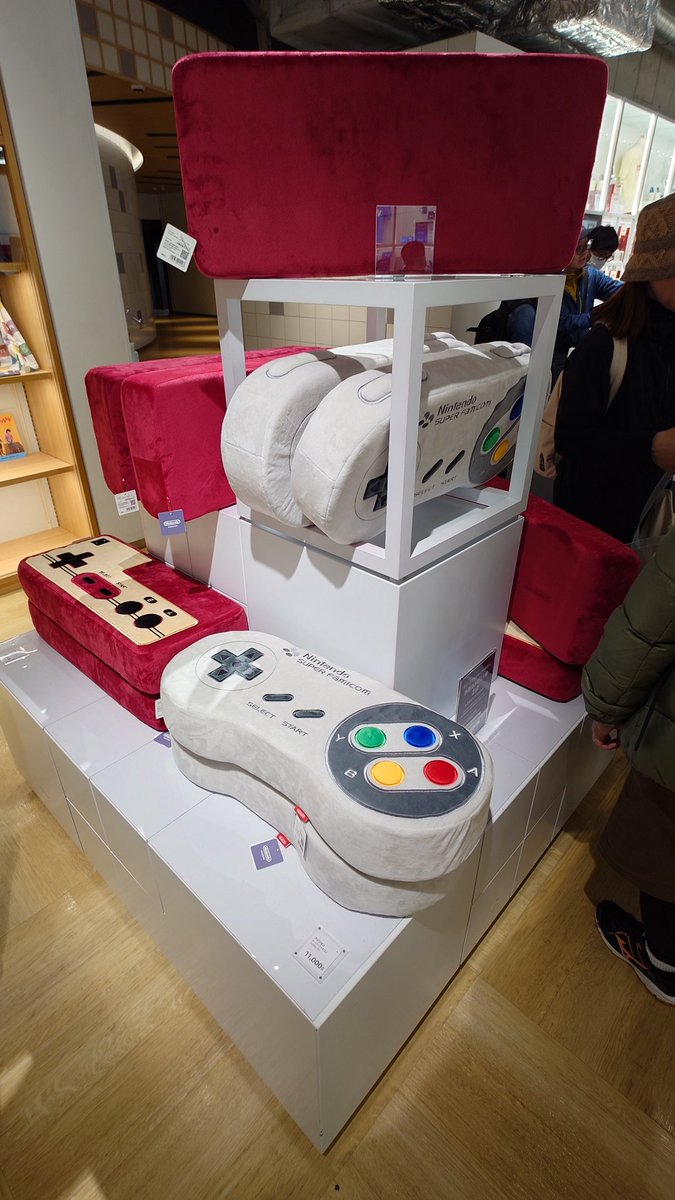 ニンテンドーミュージアムでファミコンとスーファミのクッションあった
