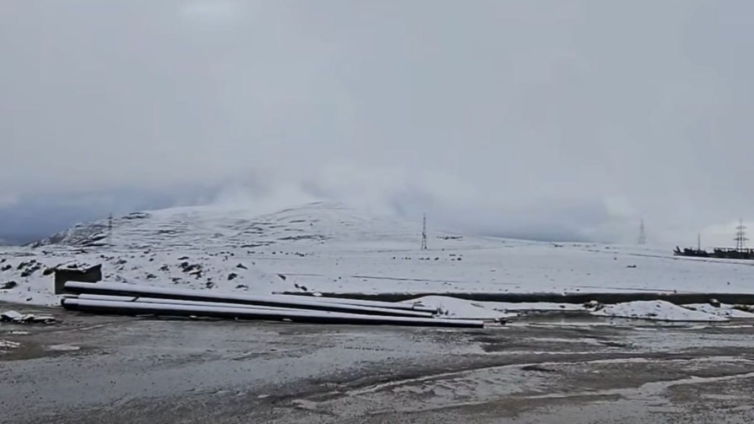 المناطق الجنوبية من الطفيلة تشهد تساقطا لزخات ثلجية 