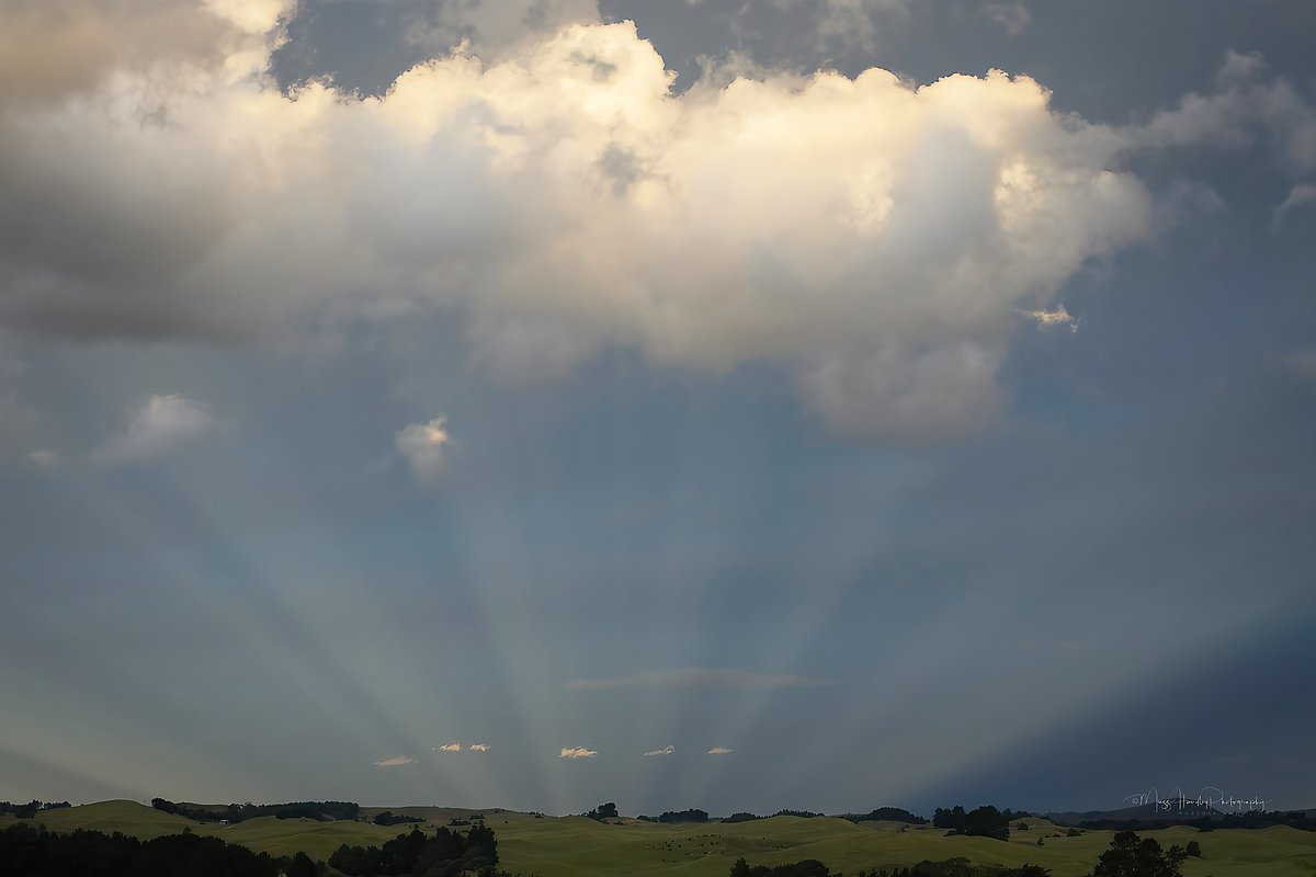 Hey <a href="/weatherwatchNZ/">WeatherWatch.co.nz</a> just wondering what makes these rays in an evening sky when the late afternoon sun is behind you? The Tararua last nite - Tuesday - just west of Dannevirke. @metservicenz