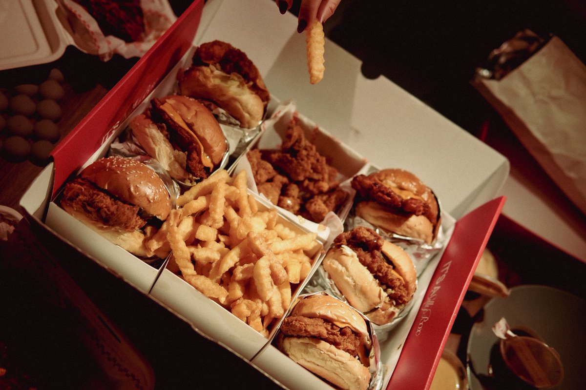 לא נעים להגיד, אבל ברו מאמין בניסים כשהוא יכול לראות אותם, ומשלוח של סילי בורגר בוקס עם 6 בורגרים ועוד צ׳יפס ועוד בייטס זה וואחד נס גלוי, לא משנה באיזה נר אתן 🥲