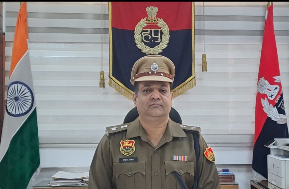 धुंध के मौसम में सतर्कता बेहद जरूरी है। थोड़ी सी लापरवाही भी बड़े हादसे का कारण बन सकती है।वाहन चलाते समय स्पीड सीमित रखे,फॉग लाइट व हेडलाइट का सही उपयोग करे और सुरक्षित दूरी बनाए रखे। दोपहिया वाहन चालक हेलमेट जरूर पहने। सुरक्षित रहें,नियमो का पालन करे।
<a href="/police_haryana/">Haryana Police</a>