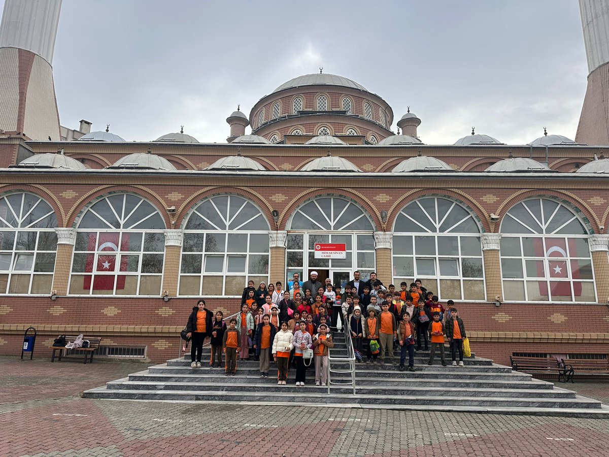 Mimar Sinan Orta Okulu Öğrencileri, Mimar Sinan Camii'ni ziyaret etti. Silivri Müftülüğü Gençlik Koordinatörlüğü olarak çocuklara cami tanıtımı ve namaz eğitimi verildi.