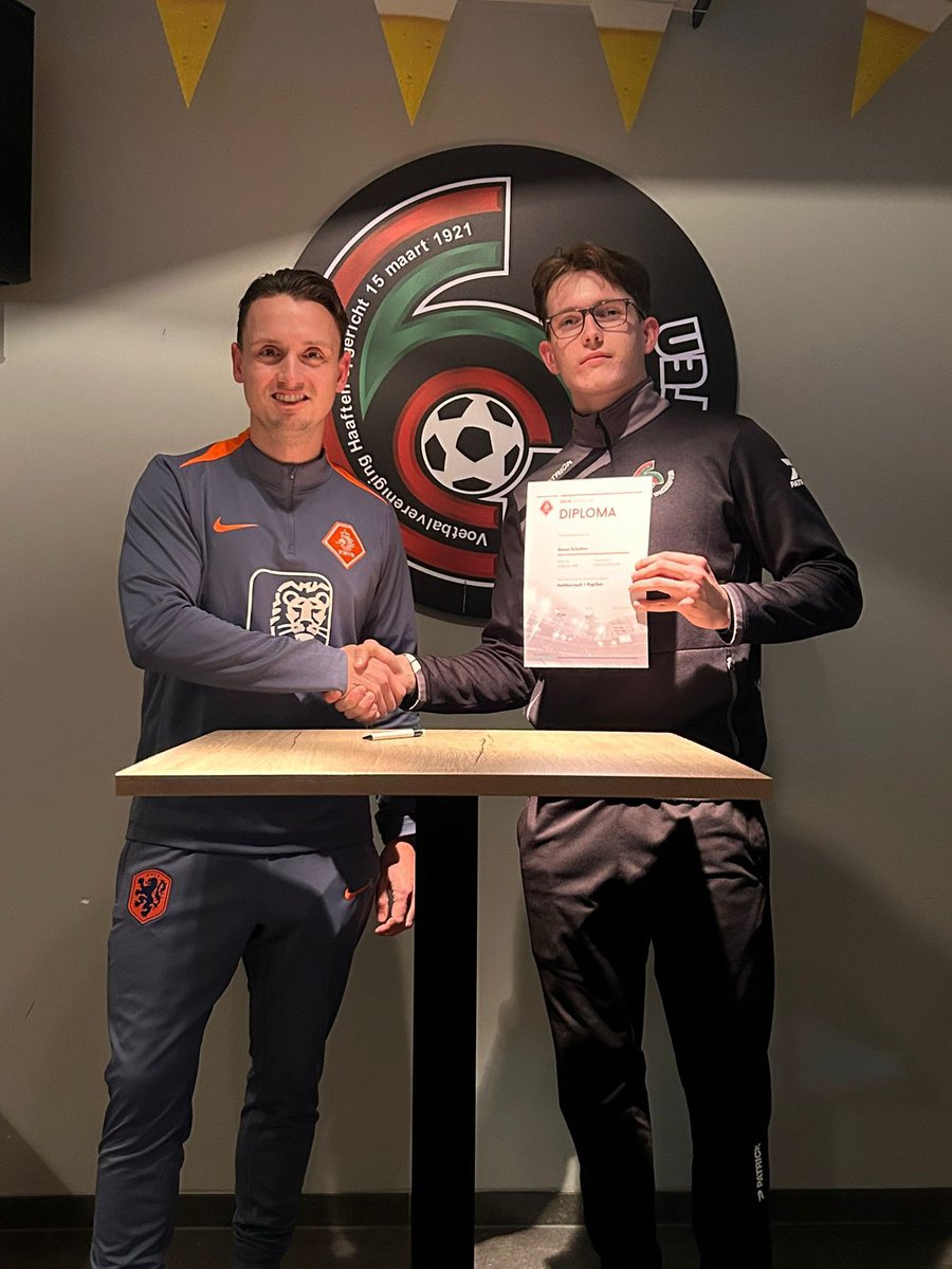 In de afgelopen weken hebben Ruud van Riemsdijk (trainer JO7) en Simon Schatton (trainer JO11) onder enthousiaste leiding van KNVB docent Maikel Nijst de cursus VC 1 pupillen behaald. 👏🏻. Ruud en Simon gefeliciteerd! We wensen jullie veel succes en plezier toe ⚽️❤️💚 . #knvbzuid1