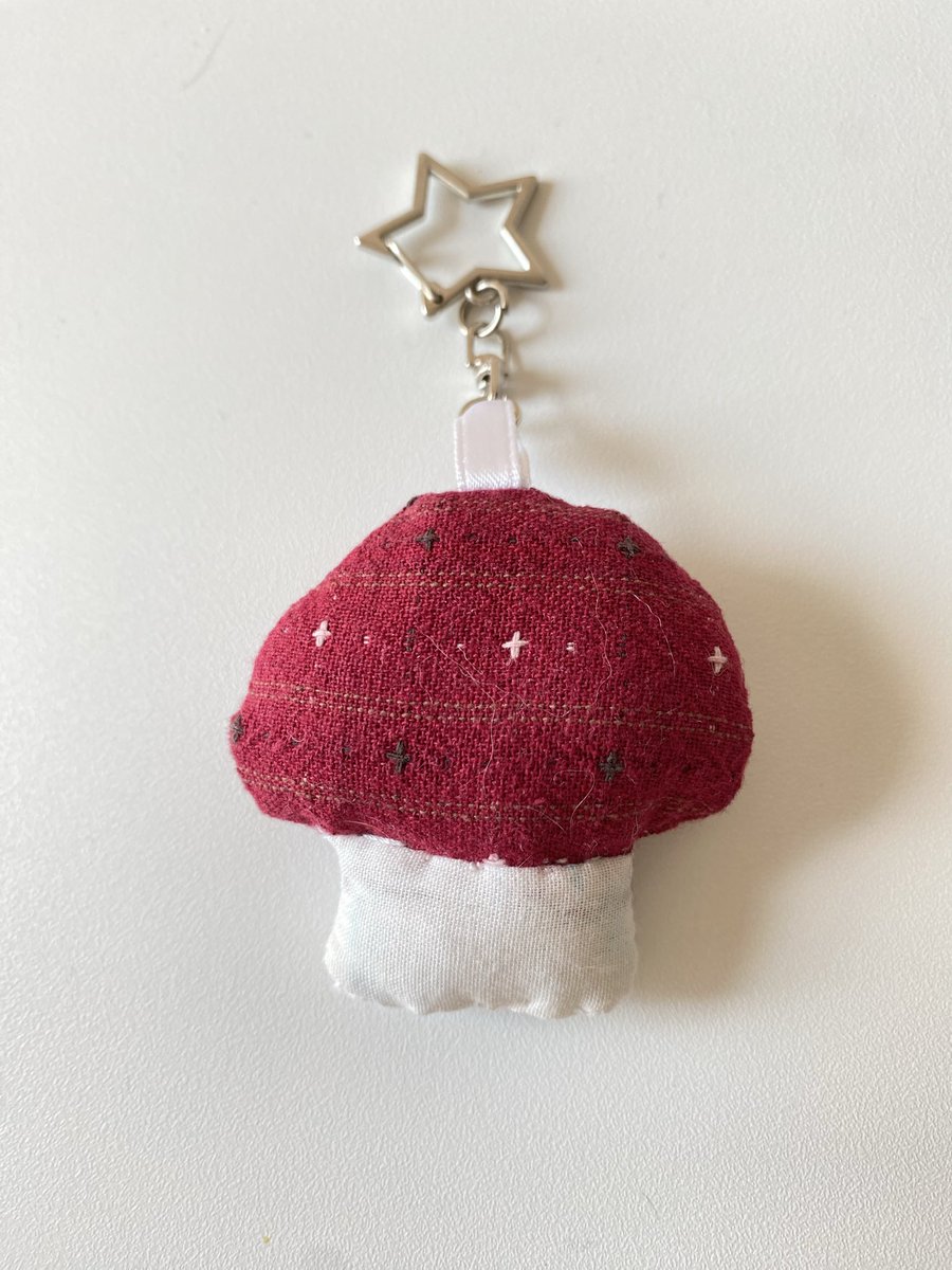 ヾ☆*。พวงกุญแจน้องเห็ด 🍄🪡🧵
น้องทำมาจากเศษผ้าเหลือใช้คับ
ตอนนี้ประกอบร่างแล้วเสร็จ1ตัว ที่เหลือกำลังทยอยมาค่า 😆

#IFEXPOWINTER25