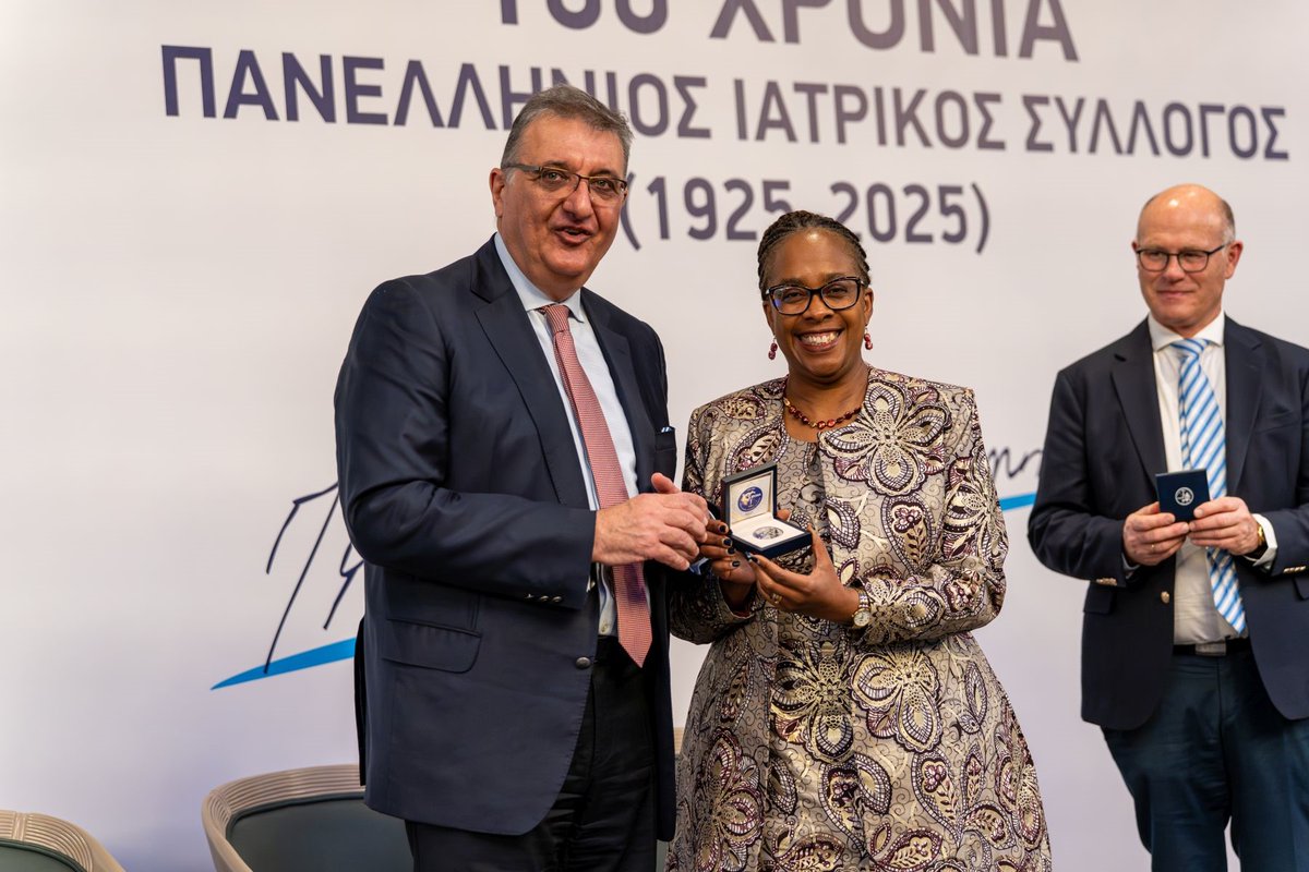 pis_office's tweet photo. Ο Πανελλήνιος Ιατρικός Σύλλογος γιόρτασε τα 100 του χρόνια μία μέρα μετά τη Γενική Συνέλευση για το 2025.

Η ετήσια Γ.Σ. διεξήχθη την Παρασκευή με μεγάλη συμμετοχή. Για φέτος ήταν η μοναδική θεσμική διαδικασία που διεξήχθη στην πρωτεύουσα, καθώς επιλογή του προεδρείου είναι να διοργανώνονται εκδηλώσεις σε διαφορετικές περιοχές της Ελλάδας, από τη Θράκη ως τα Ιόνια Νησιά και το Νοτιοανατολικό Αιγαίο. Κατά τη Συνέλευση, που διεξήχθη σε κλίμα συναδελφικότητας και δημιουργικής αντιπαράθεσης, κατέθεσαν τις θέσεις τους περισσότεροι από 60 γιατροί, ενώ υπερψηφίστηκε τόσο η οικονομική όσο και η διοικητική εισήγηση του ΔΣ.

Το επόμενο πρωί, πραγματοποιήθηκε πανηγυρική, επετειακή εκδήλωση για τα 100 χρόνια από την ίδρυση του ΠΙΣ, παρουσία της προέδρου του Παγκόσμιου Ιατρικού Συλλόγου, κ. Ζακλίν Κιτούλου, όπως και προέδρων και εκπροσώπων από παγκόσμιες Ενώσεις Ιατρών (CPME, UEMS, CEOM, UEMO) και εθνικών Ιατρικών Συλλόγων (Γαλλίας, Ιταλίας, Πορτογαλίας Μαλαισίας, Κένυας, Κοσόβου, Κύπρου, Αλβανίας).
Την εκδήλωση τίμησαν επίσης με την παρουσία τους ο υπουργός Υγείας, Άδωνις Γεωργιάδης, ο υφυπουργός Υγείας, Δημήτρης Βαρτζόπουλος, ο υφυπουργός Παιδείας, Κωνσταντίνος Βλάσης, πρώην υπουργοί Υγείας (Μίνα Γκάγκα, Χρήστος Κίττας, Αναστασία Κοτανίδου), βουλευτές και εκπρόσωποι κομμάτων, ο πρύτανης του ΕΚΠΑ, Δρ Γεράσιμος Σιάσος, ο πρόεδρος του ΚΕΣΥ Δρ Δημήτρης Μπούμπας, καθηγητές Πανεπιστημίου, παλαιοί και νεότεροι γιατροί που υπηρέτησαν το ΔΣ του ΠΙΣ και πλήθος ιατρών.
Αίσθηση προκάλεσε η προβολή του 15λεπτου ντοκιμαντέρ με την ιστορία του Συλλόγου και η ομιλία του πρώην προέδρου Εμμανουήλ Καλοκαιρινού.
Για την ιστορία του συλλόγου και της Ιατρικής πραγματοποιήθηκαν επίσης επτά πολύ σημαντικές ομιλίες από τους κ.κ. Κωνσταντίνο Τρομπούκη, Νίκη Παπαβραμίδου, Μαριάννα Καραμάνου, Γρηγόριο Τσουκαλά, Θεόδωρο Δαρδαβέση, Γαβριήλ Κουρή και Αικατερίνη Γαρδίκα.

Το βράδυ στο Μέγαρο Μουσικής Αθηνών, σε μία εκδήλωση που παρουσίασε η δημοσιογράφος Σύνθια Σάπικα, ο πρόεδρος του ΠΙΣ Δρ Αθανάσιος Εξαδάκτυλος υποδέχτηκε περί τους 1400 καλεσμένους για να κλείσουν όλοι μαζί τους εορτασμούς με συναυλία του διάσημου Έλληνα τενόρου Μάριου Φραγκούλη και της σοπράνο, Ντέμπορα Μάγιερς.